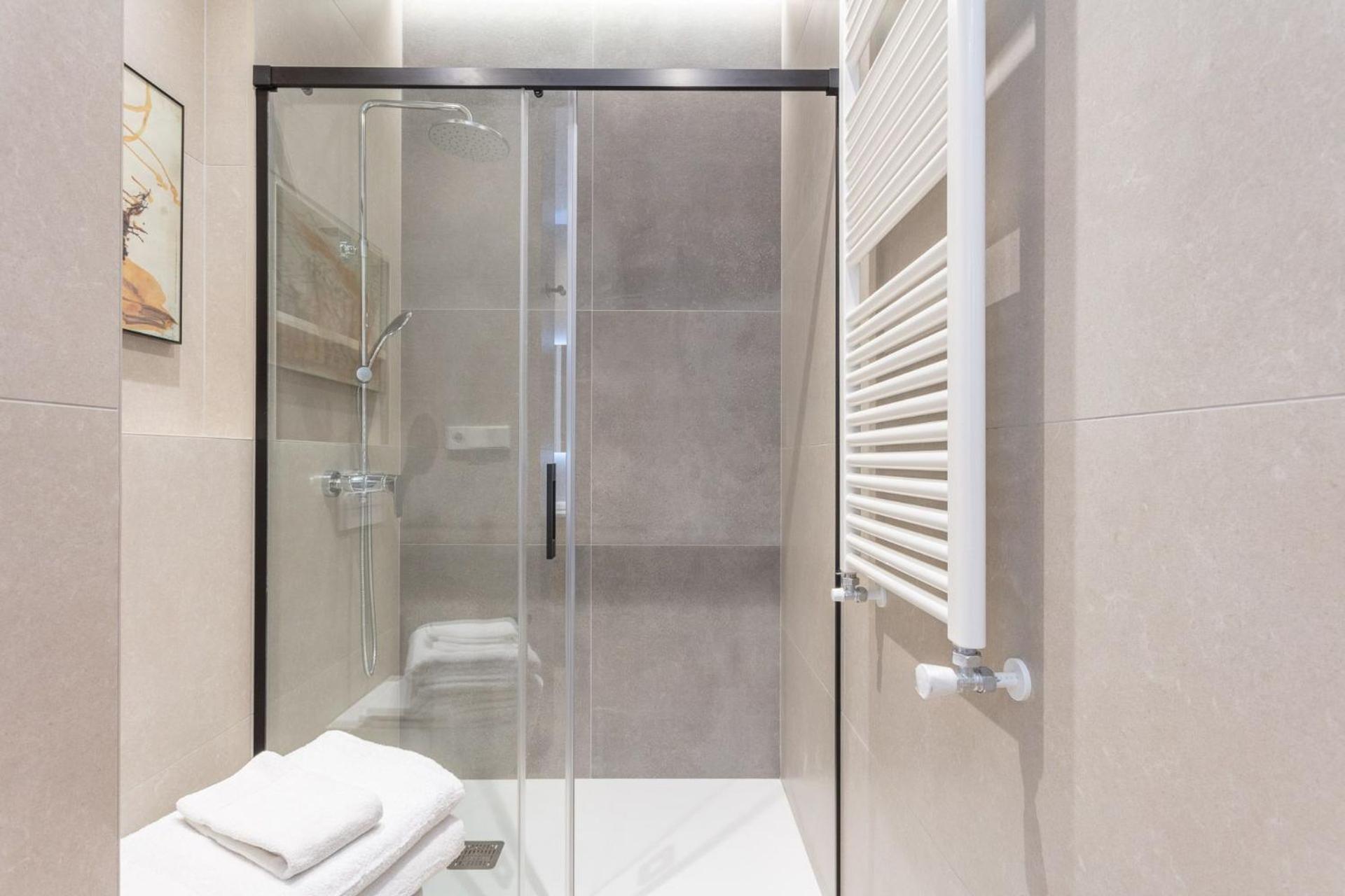 Spacious 2-bedroom In Steps Away From Plaza Espana Conde Duque I Appartement *