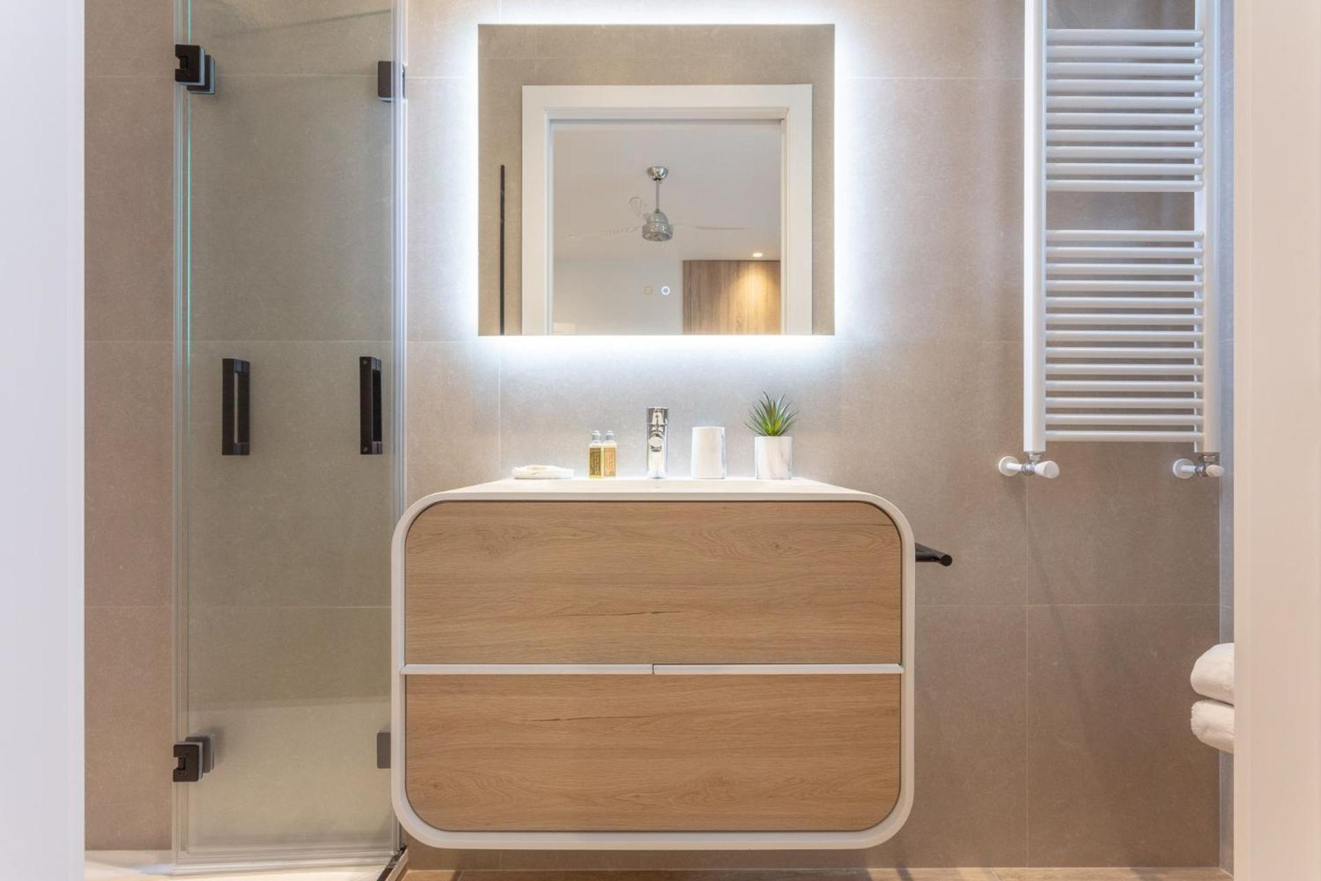 Apartamento Spacious 2-bedroom In Steps Away From Plaza Espana Conde Duque I Madri