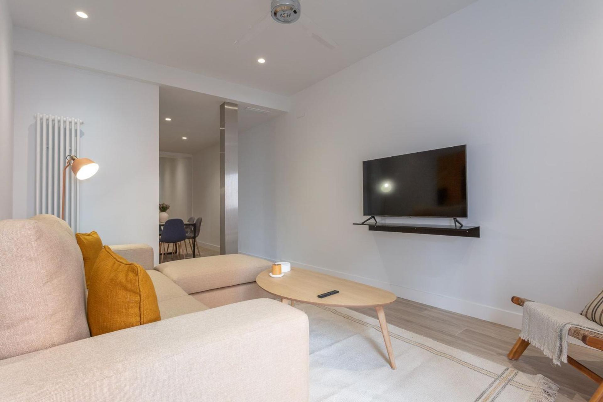 Spacious 2-bedroom In Steps Away From Plaza Espana Conde Duque I Apartamento *